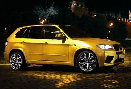BMW X5 مغلفة بالذهب في شوارع روسيا